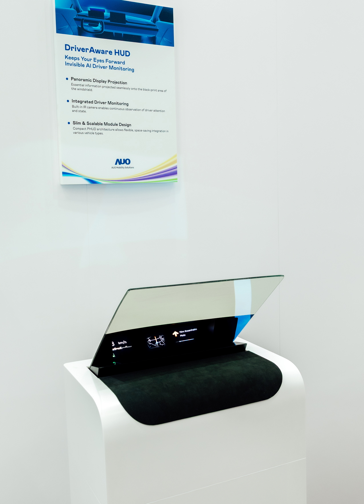 DriverAware HUD结合抬头显示器与隐藏式红外线摄影机，将车速、导航及警示讯息投影于挡风玻璃上，完美对齐驾驶目不离路的视线，同时，透过AI 监控驾驶注意力以提升安全性。